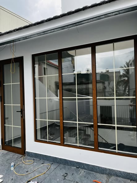Cửa đi và hệ vách kính nhôm vân gỗ cho nhà ở