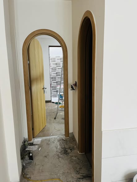 Cửa vòm nội thất đang trong giai đoạn hoàn thiện