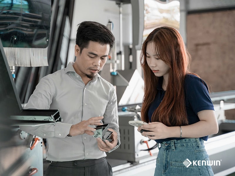 Đội ngũ trao đổi về vật liệu nhôm tại xưởng
